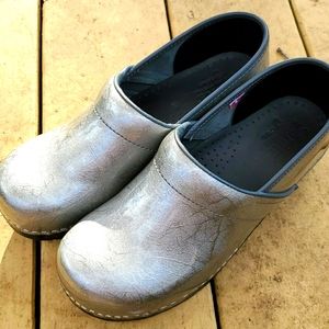 Sanita Nearly NEW Dansko Clog patent Silver